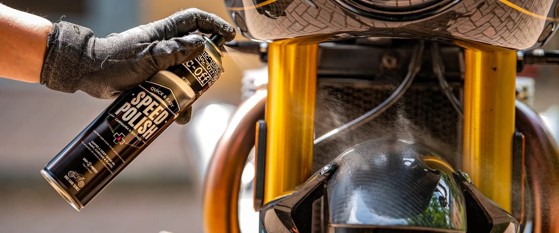 Wax spray om je motorfiets te doen blinken