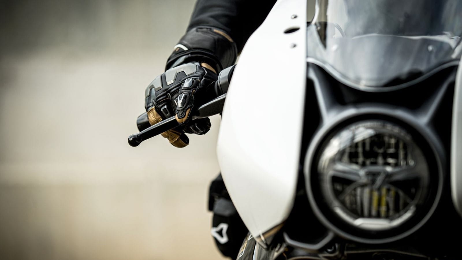Een motorfiets met witte kuip valt beter op in het verkeer