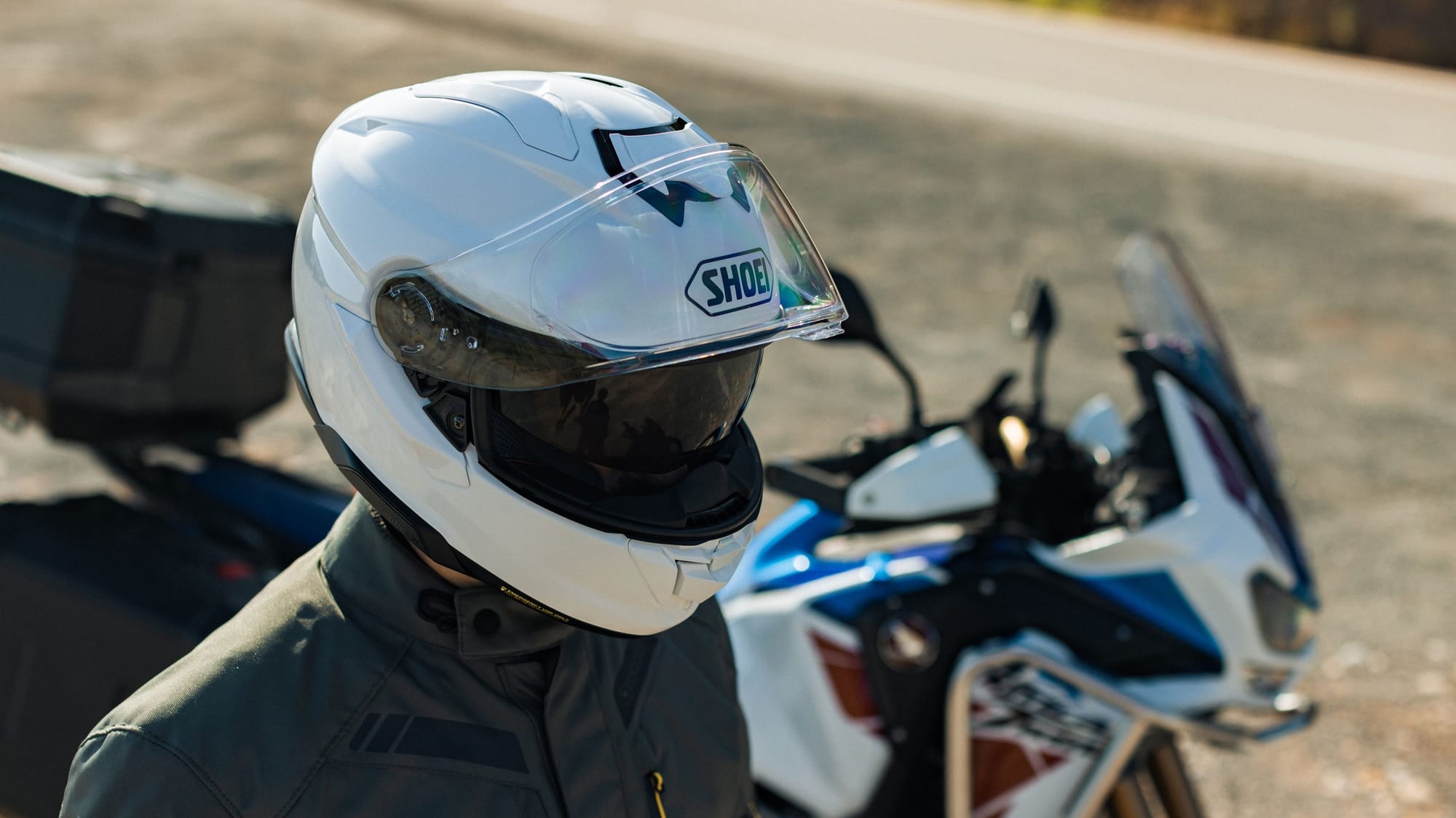 Een witte motorhelm als alternatief voor een fluorescerende helm